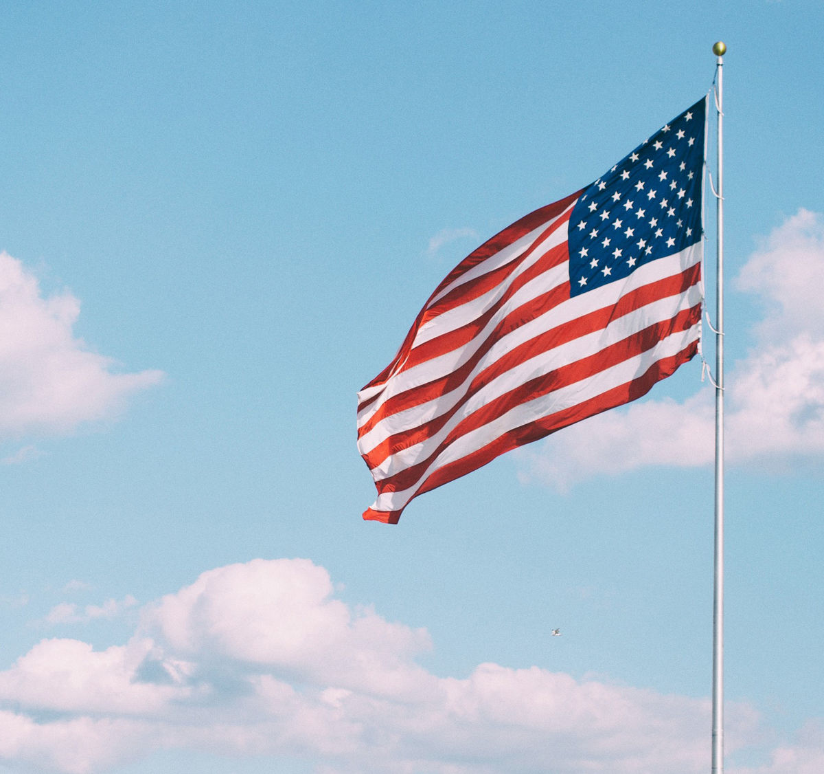 Flaga Stanów Zjednoczonych powiewająca na tle nieba.