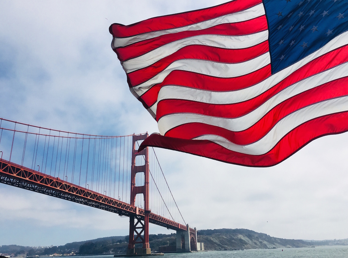 Flaga USA powiewająca nad mostem Golden Gate w San Francisco.